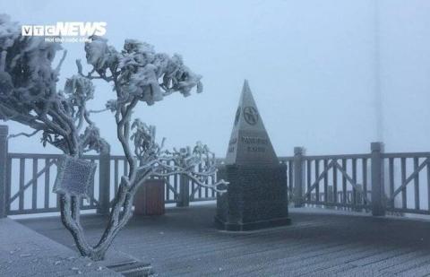 Theo chuyên gia khí tượng, thủy văn, đêm nay nhiệt độ ở thị xã Sa Pa giảm 1-3 độ C, đỉnh Fansipan có thể xảy ra mưa tuyết nhẹ. (Ảnh minh họa)