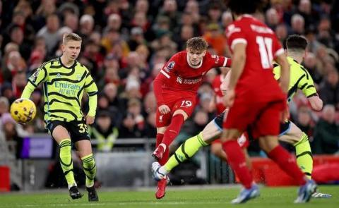 Đại chiến sân Anfiels nóng từ những phút đầu