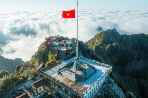 Đỉnh Fansipan sáng 26/12, các cành cây, đồ vật có hiện tượng chuyển màu trắng khi tuyết bắt đầu rơi.