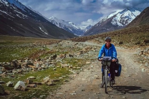 Một người đi xe đạp vượt qua con đường núi hiểm trở hướng tới đèo Shandur ở miền bắc Pakistan. Ảnh: Shutterstock Images