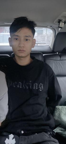 Đối tượng Sơn (áo da đen), Chiến, Trường (phông đen) tại cơ quan điều tra. (Ảnh: CAHY) 