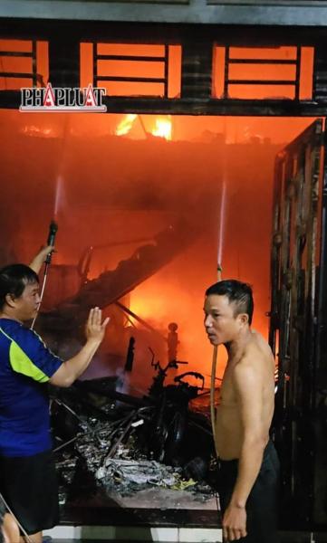  Người dân huy động phương tiện tại chỗ tiếp cận khống chế đám cháy. Ảnh: HT 