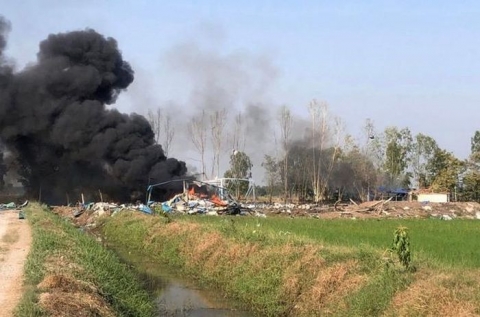 Khói bốc lên từ hiện trường vụ nổ nhà máy sản xuất pháo hoa ở tỉnh Suphan Buri hôm 17-1. Ảnh: Cơ quan cứu hộ đường cao tốc Suphan Buri