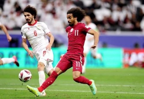  Akram Afif có cú vẩy má ngoài kỹ thuật ghi bàn duy nhất trận đưa Qatar lên ngôi nhất bảng sớm một vòng đấu. Ảnh: Getty 