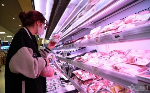 Nhiều hệ thống siêu thị đang giảm giá sâu các mặt hàng thịt lợn (Ảnh: Anh Nguyễn)