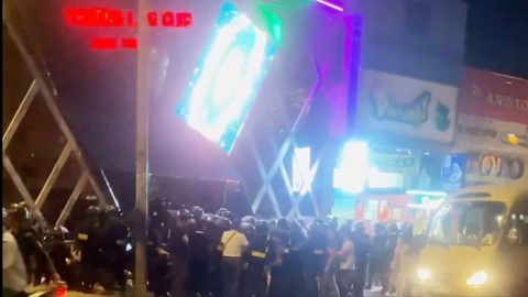  Cảnh sát có vũ trang ập vào kiểm tra quán bar trên đường Gò Dầu, quận Tân Phú, khuya 20-1. Ảnh: HT 