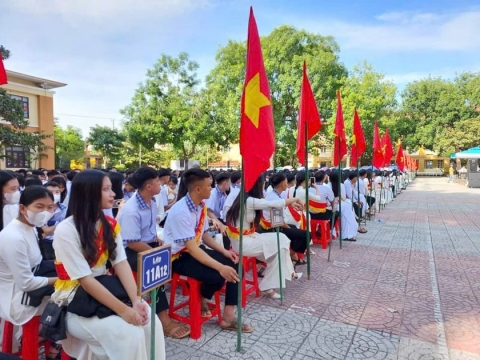 Không khí trang nghiêm, phấn khởi của học sinh Trường THPT Lương Thế Vinh trong ngày khai giảng năm học mới. (Ảnh Minh Phương)