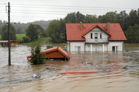 Một ngôi nhà bị ngập khi nước sông Biala Ladecka tràn vào Ladek-Zdroj, hạt Klodzko, Ba Lan, ngày 15/9. Ảnh: Tomasz Pietrzyk/ REUTERS