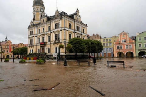 Nước lũ dâng lên gần tòa thị chính khi nước sông Biala Ladecka tràn vào Ladek-Zdroj, hạt Klodzko (powiat Klodzki), Ba Lan. Ảnh: Tomasz Pietrzyk/ REUTERS