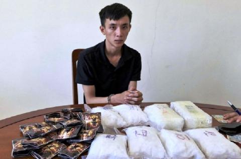 Trần Phước Dương cùng tang vật.