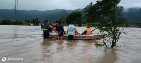 Lực lượng chức năng huyện Tuyên Hóa triển khai lực lượng tìm kiếm nạn nhân.