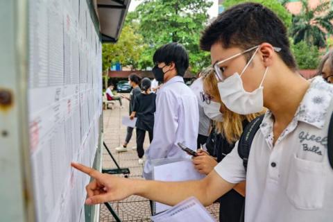 thí sinh xem điểm thi 2