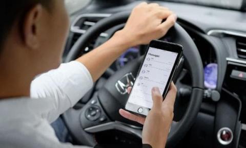 vừa lái xe vừa lướt điện thoại 0