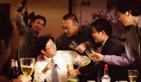 dan-ong-kem-coi-tren-ban-ruou-2a-ngoisaovn-w856-h502 0