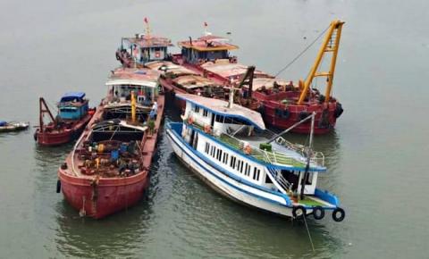 1-lat-tau-tren-vinh-ha-long-1.jpg 0 1-lat-tau-tren-vinh-ha-long-1.jpg 0