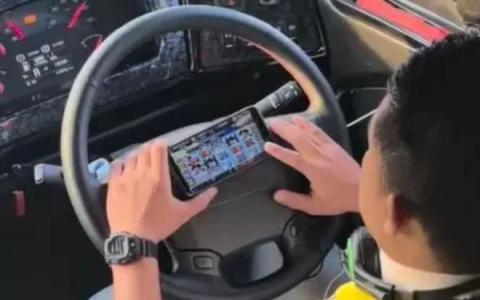 vừa lái xe ô tô vừa chơi game 0