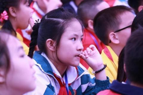 học sinh vui mừng 1