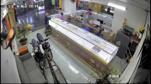 doi-tuong-cuop-giat-tiem-vang-duoc-camera-ghi-lai.jpg