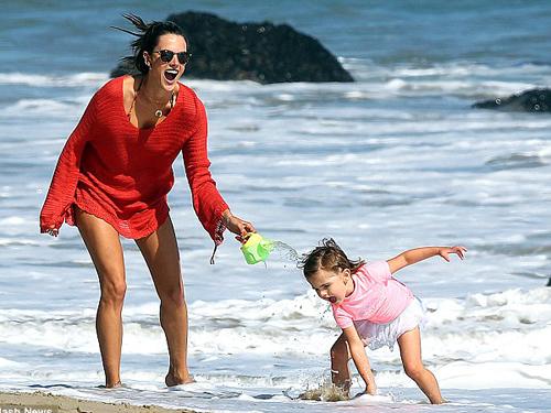 Alessandra Ambrosio diện bikini vô tư chơi bóng chuyền trên biển