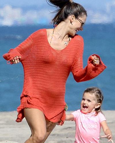 Alessandra Ambrosio diện bikini vô tư chơi bóng chuyền trên biển