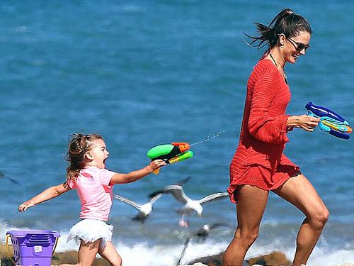 Alessandra Ambrosio diện bikini vô tư chơi bóng chuyền trên biển