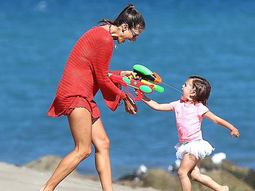 Alessandra Ambrosio diện bikini vô tư chơi bóng chuyền trên biển