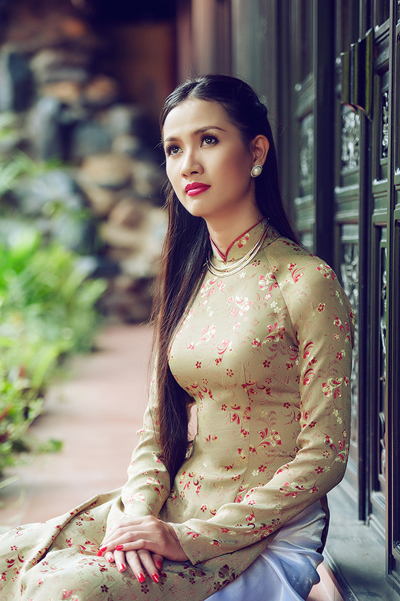 Phan Thị Mơ dịu dàng trong tà áo dài mừng năm mới