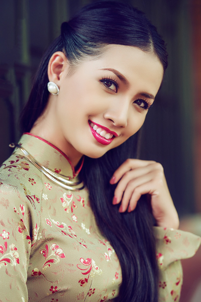 Phan Thị Mơ dịu dàng trong tà áo dài mừng năm mới