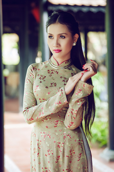 Phan Thị Mơ dịu dàng trong tà áo dài mừng năm mới