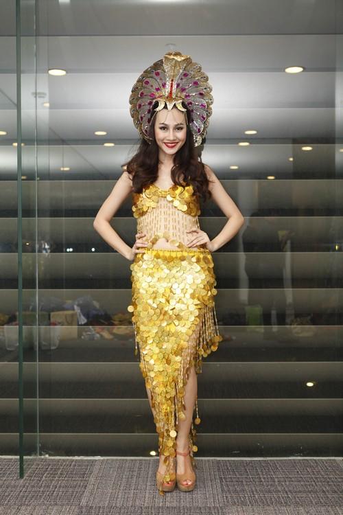 Ngọc Quyên làm người mẫu cho show chuyển giới Tiffany