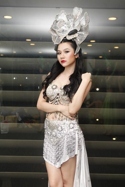 Ngọc Quyên làm người mẫu cho show chuyển giới Tiffany