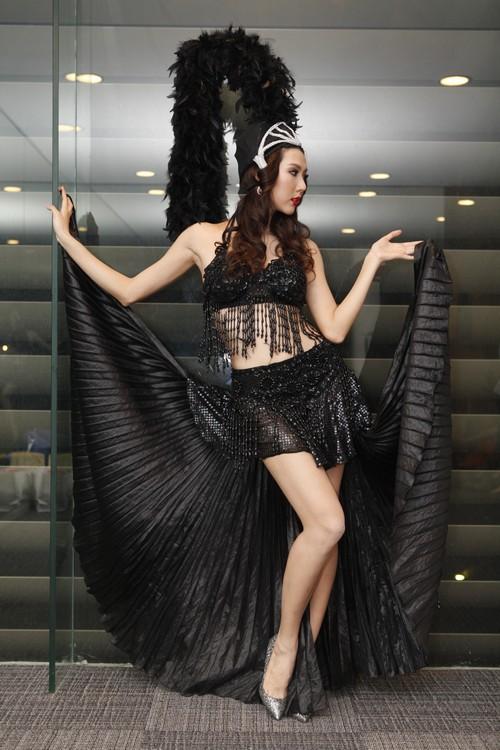 Ngọc Quyên làm người mẫu cho show chuyển giới Tiffany