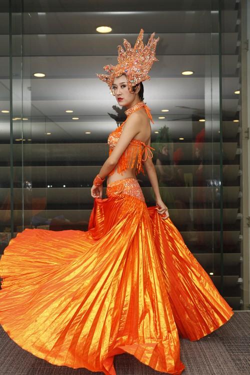 Ngọc Quyên làm người mẫu cho show chuyển giới Tiffany