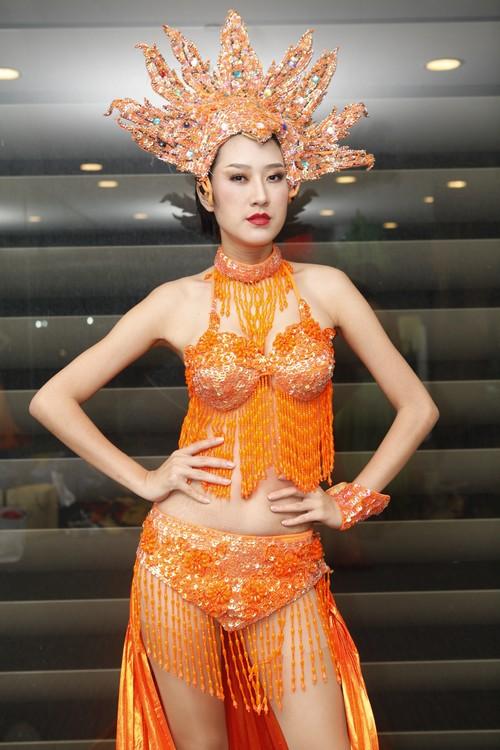 Ngọc Quyên làm người mẫu cho show chuyển giới Tiffany