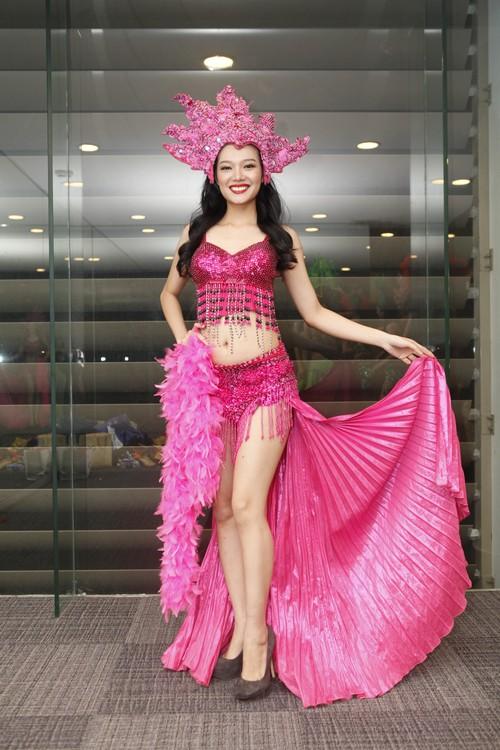 Ngọc Quyên làm người mẫu cho show chuyển giới Tiffany