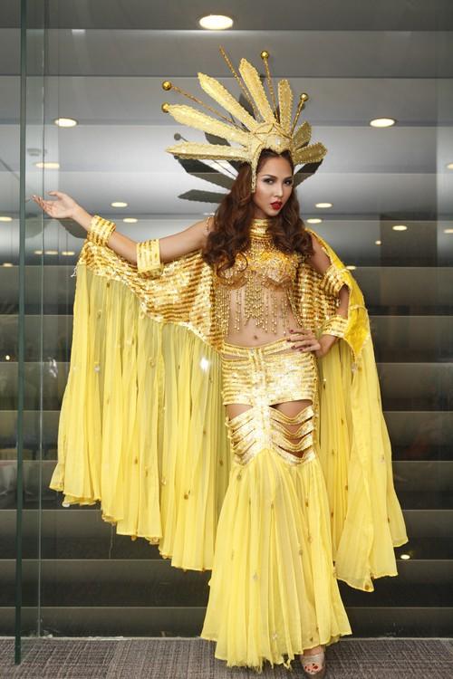 Ngọc Quyên làm người mẫu cho show chuyển giới Tiffany