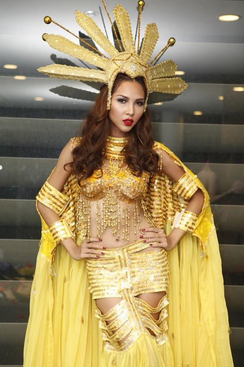 Ngọc Quyên làm người mẫu cho show chuyển giới Tiffany