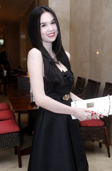 Ngọc Trinh - Thái Hà da trắng như sứ đi dự tiệc