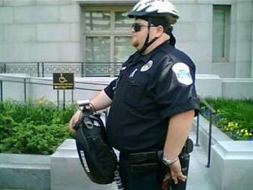 Ảnh cười bể bụng (P35): Cảnh sát các nước đọ bụng bự