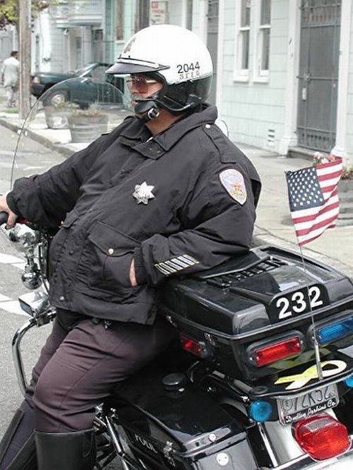 Ảnh cười bể bụng (P35): Cảnh sát các nước đọ bụng bự