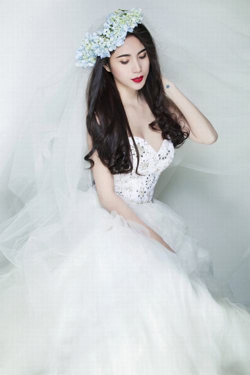   Thủy Tiên thể hiện vẻ dịu dàng và rạng rỡ của người phụ nữ đang tận hưởng hạnh phúc trong chiếc váy cưới.