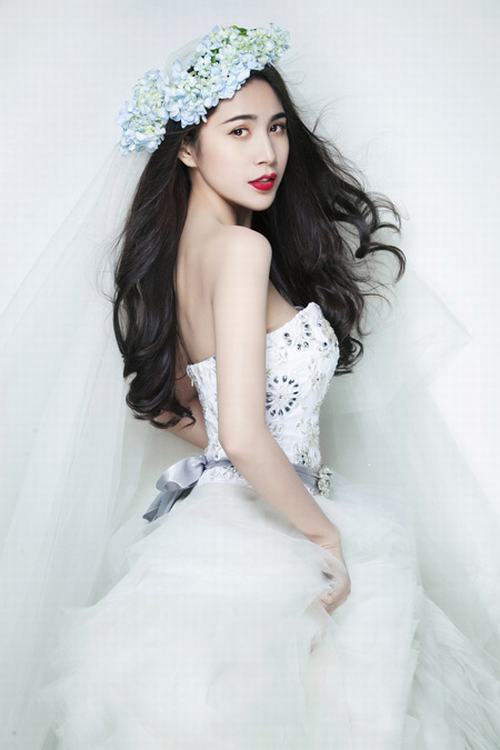   Bộ ảnh có sự hỗ trợ của chuyên gia trang điểm Huy Jz và stylist Mun Nguy.