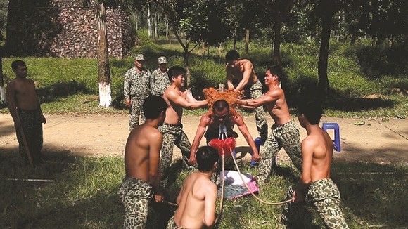 Bí kíp võ thuật đặc công và ký ức thời kì bảo vệ đá đỏ Bí kíp võ thuật đặc công và ký ức thời kì bảo vệ đá đỏ