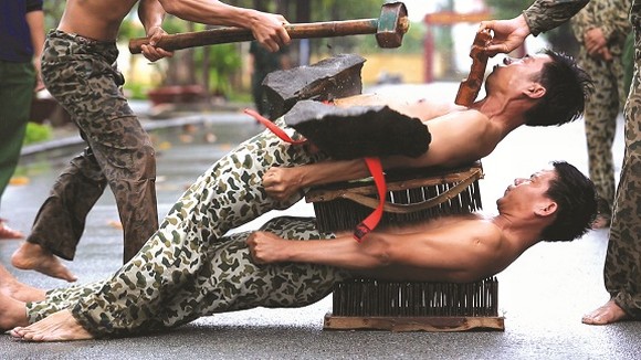 Bí kíp võ thuật đặc công và ký ức thời kì bảo vệ đá đỏ Bí kíp võ thuật đặc công và ký ức thời kì bảo vệ đá đỏ