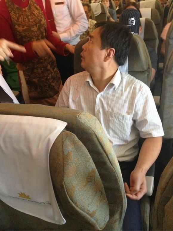 Bắt quả tang hành khách Trung Quốc lại trộm tiền trên chuyến bay của VNA