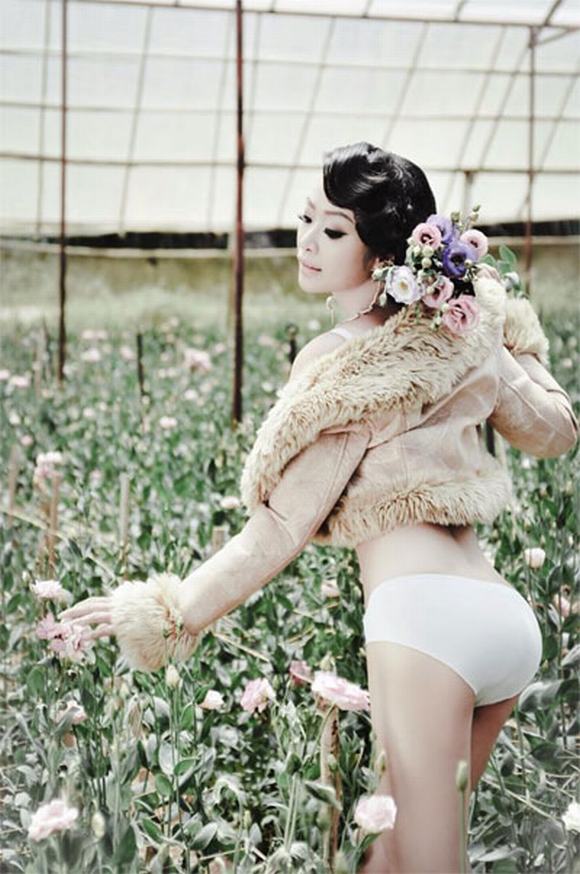 Lê Kiều Như diện đồ lót mỏng tang giữa vườn hồng