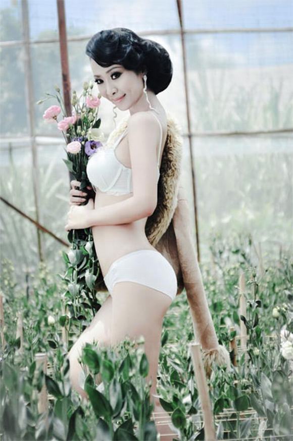 Lê Kiều Như diện đồ lót mỏng tang giữa vườn hồng