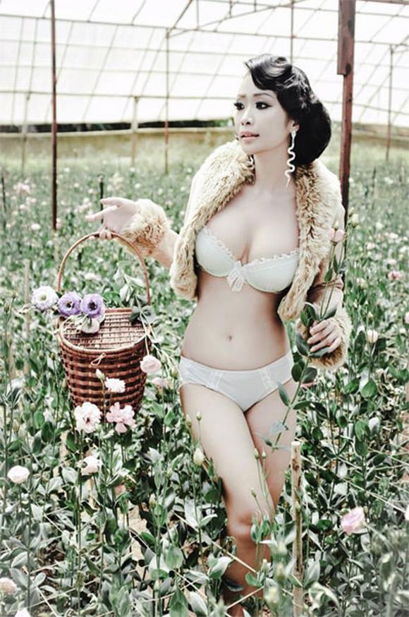 Lê Kiều Như diện đồ lót mỏng tang giữa vườn hồng