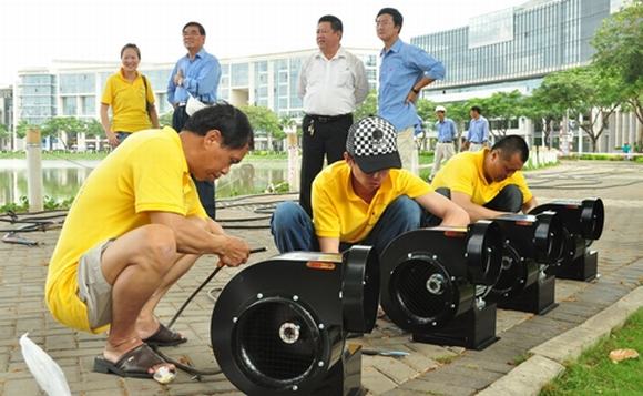 Chú vịt vàng khổng lồ cao bằng tòa nhà 6 tầng đến TP.HCM chu vit vang khong lo, chu vit hoa binh, chu bit vang khong lo o Viet Nam, vit khong lo