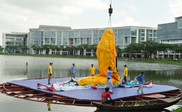 Chú vịt vàng khổng lồ cao bằng tòa nhà 6 tầng đến TP.HCM chu vit vang khong lo, chu vit hoa binh, chu bit vang khong lo o Viet Nam, vit khong lo